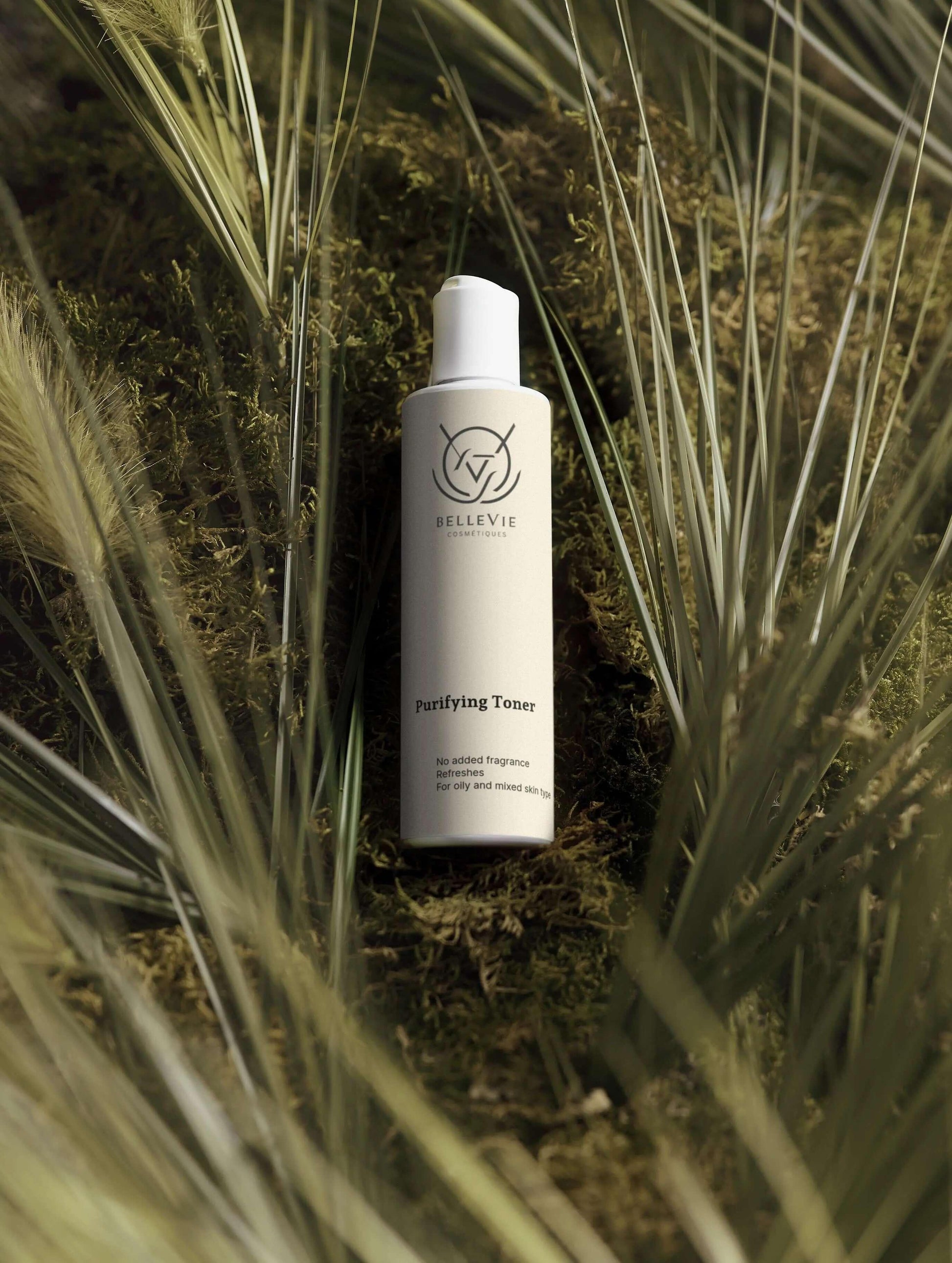 alt="Close-up of Bellevie Cosmetic Purifying Toner 200ml, clarifies skin with witch hazel, natural hydration, vegan, cruelty-free"