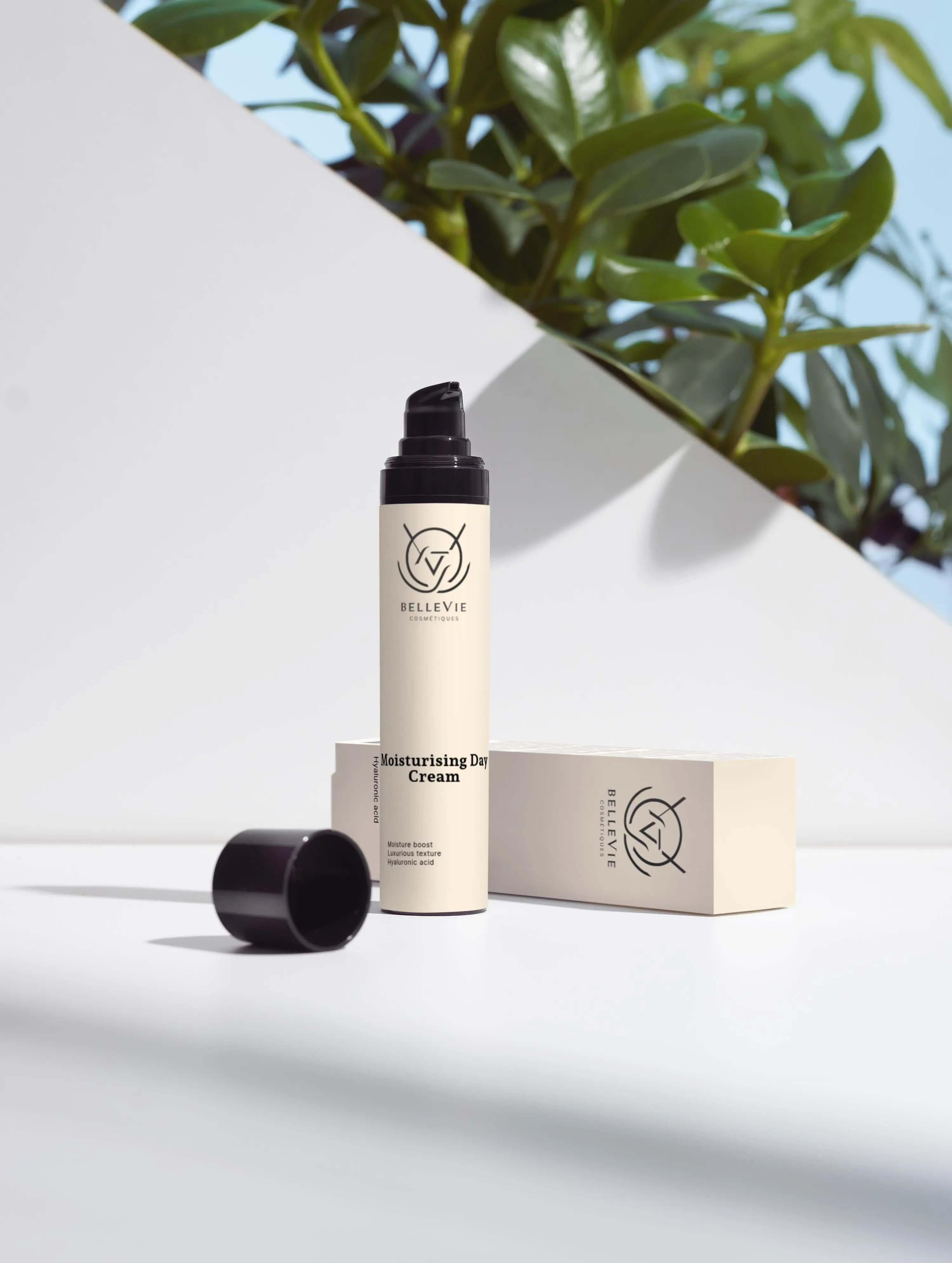alt="Texture of Bellevie Cosmetic Moisturising Day Cream 50ml, intense hydration with shea butter, protects skin daily, vegan-friendly"
